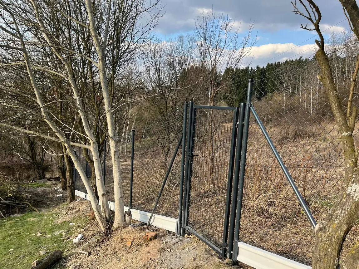 Bránka v pletivovom oplotení