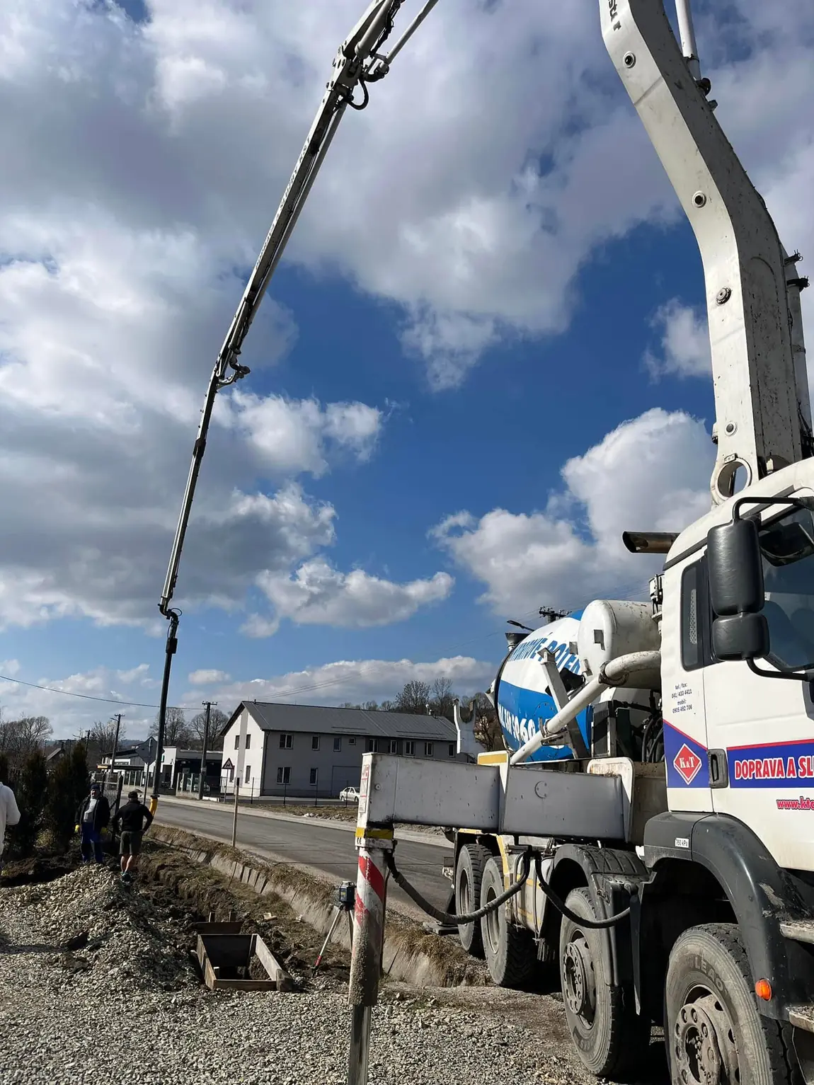 Betonáž základov · čerpadlo na mieste
